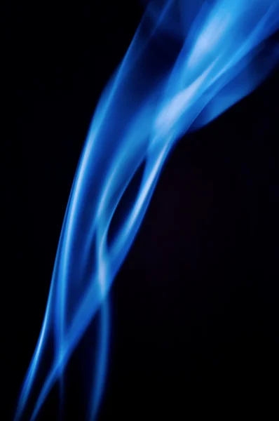 黒の背景に青い煙抽象 — ストック写真