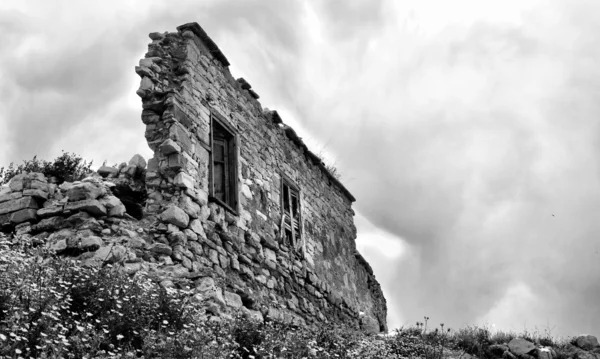 Verlaten huis ruïnes — Stockfoto
