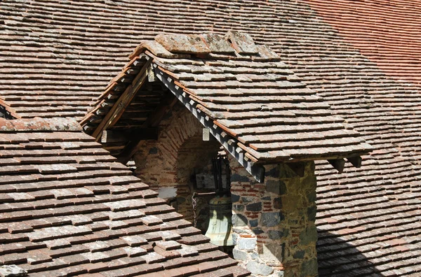 Крыша церкви с колокольней — стоковое фото