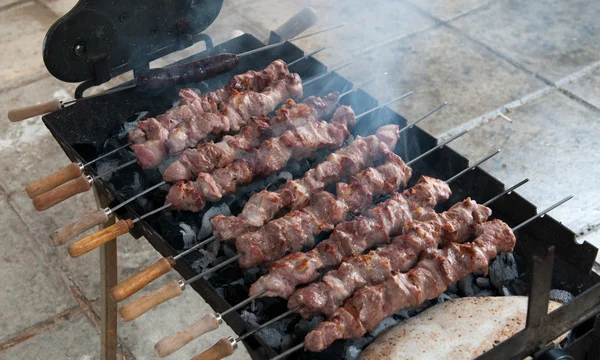猪肉烤架上的烤肉串 — 图库照片