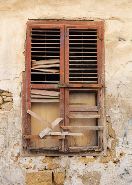 Vecchia finestra in legno rotto — Foto Stock
