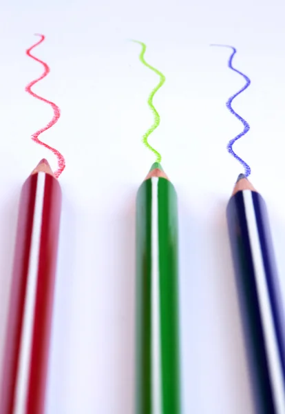 Kleur potloden met kleurrijke lijnen — Stockfoto