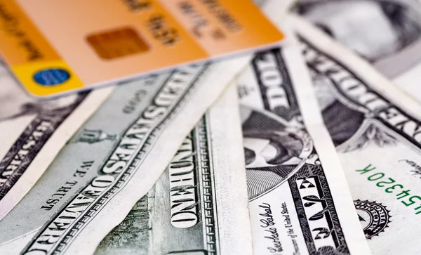 Dollarn pengar och kreditkort — Stockfoto