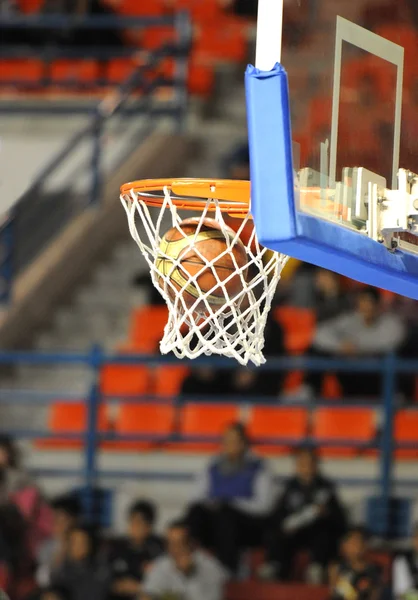 Basketballring og ball – stockfoto