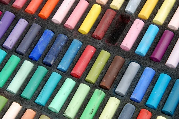 Kleurrijke pastels gebruikt in een rij — Stockfoto