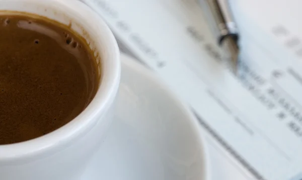 Filiżankę kawy i etui na książeczkę czekową — Zdjęcie stockowe