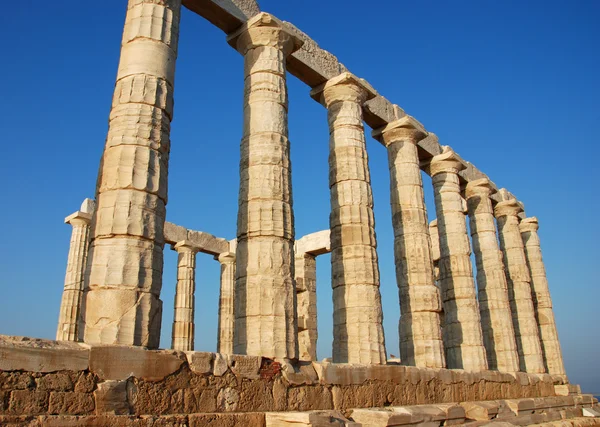 Храм Посейдона на самой вершине мыса Сунио в Греции — стоковое фото