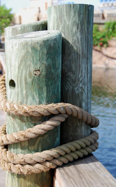 Holzbalken werden mit einem Seil befestigt — Stockfoto