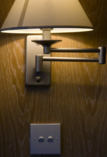 Lampa na dřevěný podklad — Stock fotografie