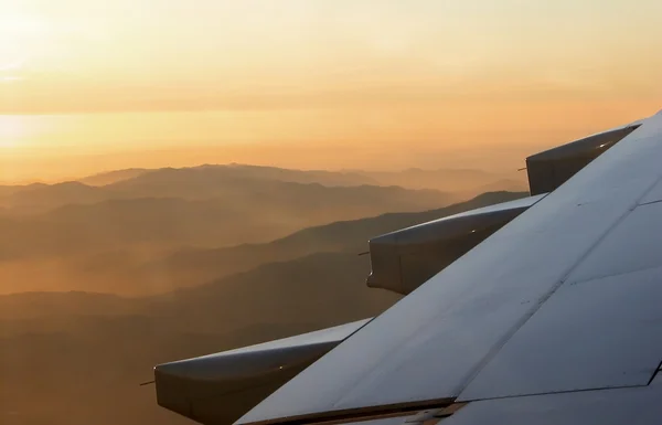 ดวงอาทิตย์ตกจากเครื่องบิน — ภาพถ่ายสต็อก