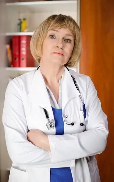 Zralá žena doktor v bílém plášti — Stock fotografie