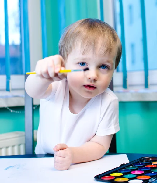 Liten pojke målar med akvarell — Stockfoto