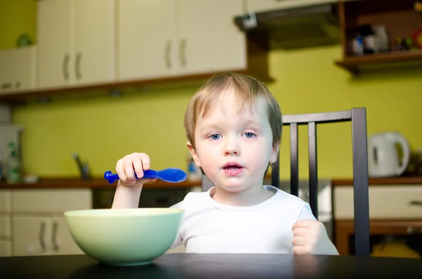 少年の朝食 — ストック写真