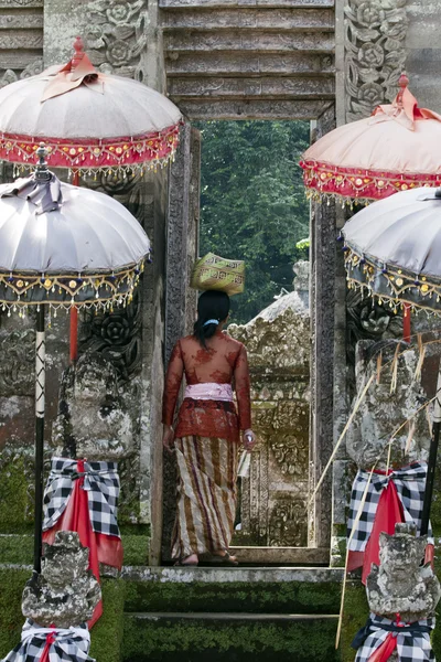 Mujer balinesa entrando en un templo —  Fotos de Stock