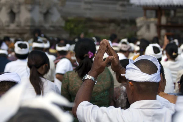 Bali dili Tapınağı töreninde dua — Stok fotoğraf