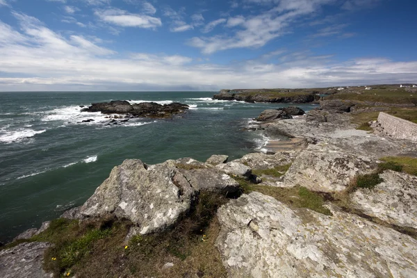 Costa rochosa, Baía de Trearrdur, Anglesey — Fotografia de Stock