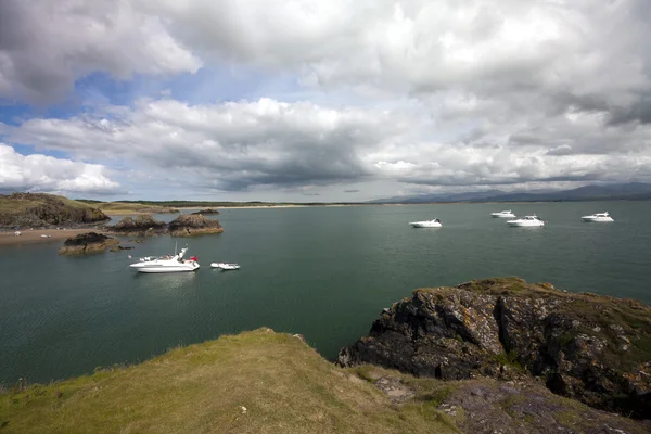 Barcos fondeados, Llanddwyn Island, Anglesey —  Fotos de Stock