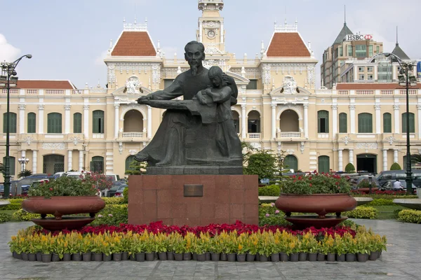 Estatua de Ho Chi Minh y edificio del Comité de los Pueblos, Saigón —  Fotos de Stock