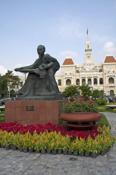Staty av ho chi minh och bemannar kommittén byggnad, saigon — Stockfoto