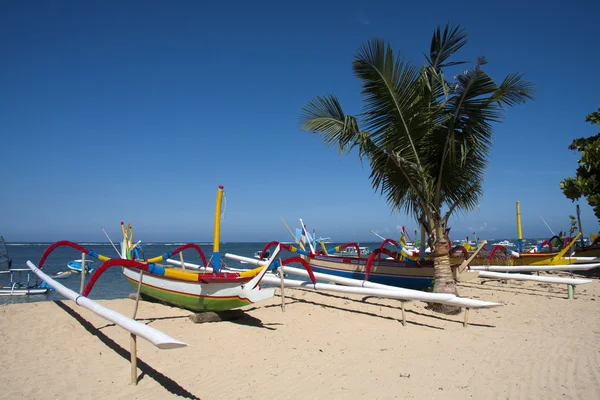 Barche sulla spiaggia di Sanur, Bali — Foto Stock
