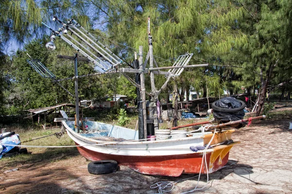 Barco de pesca en la playa, Tap Sakae, Tailandia — Foto de Stock