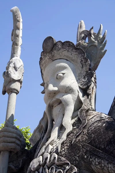 バンコク ワット ・ プラチェートゥポンウィモンマンカラーラーム、ガーディアンの像 — ストック写真