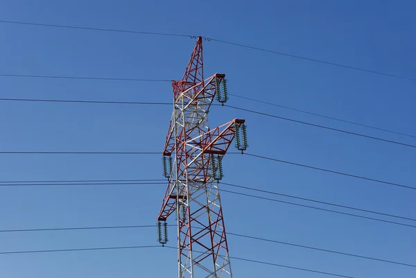 Eletricidade pilão antes do céu azul — Fotografia de Stock