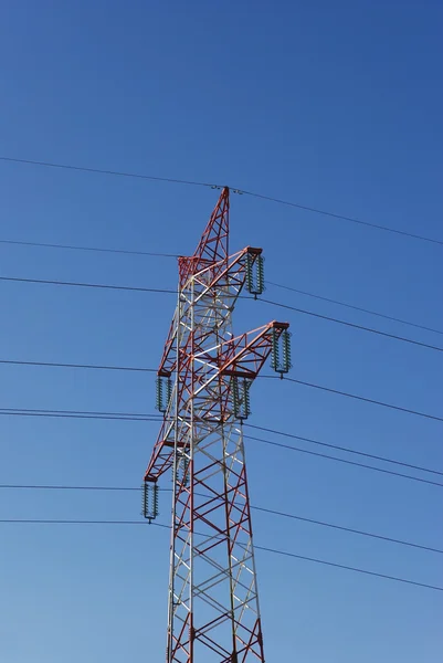 Elektřina pylonu před modrá obloha — Stock fotografie