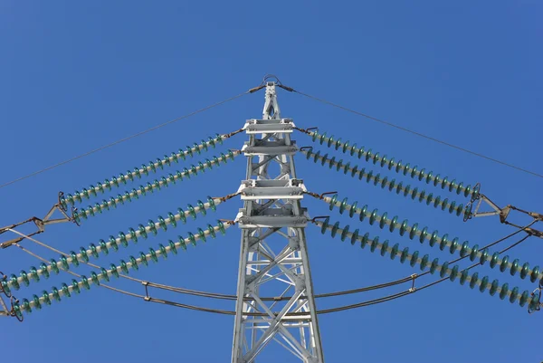 Elektřina pylonu před modrá obloha — Stock fotografie
