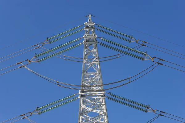 青い空の前に電気のパイロン — ストック写真