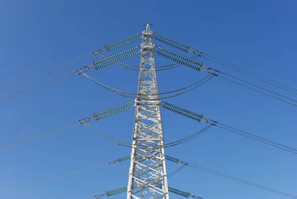 Strommast vor blauem Himmel — Stockfoto