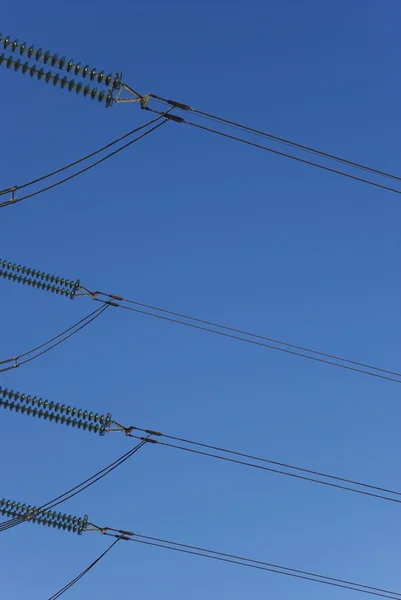 Пілон електрики перед блакитним небом — стокове фото