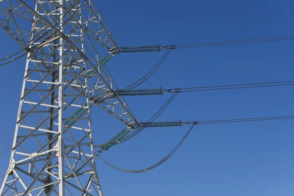 Jakim pylon zapewnia energię elektryczną przed błękitne niebo — Zdjęcie stockowe