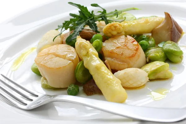 Sauteed scallops, white asparagus and broad beans — Stock Photo, Image