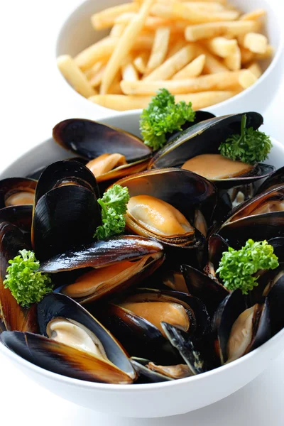 Ångade musslor med vitt vin och pommes frites — Stockfoto