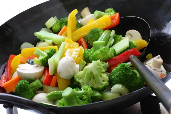 Koka grönsaker i en kinesisk wok — Stockfoto
