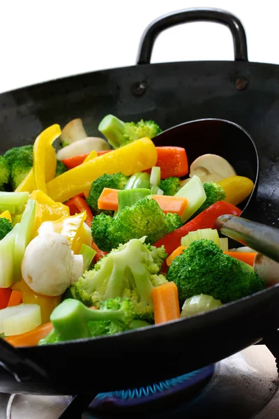 Cocinar las verduras en un wok chino — Foto de Stock