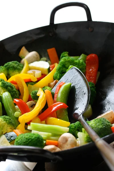Cozinhe legumes em um wok chinês — Fotografia de Stock