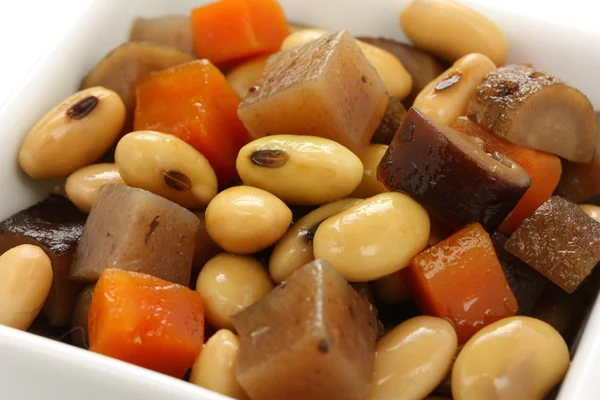 五目並べ nimame、大豆の豆と野菜の調理 — ストック写真