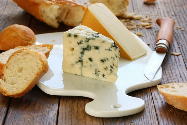 Сыр и багет — стоковое фото