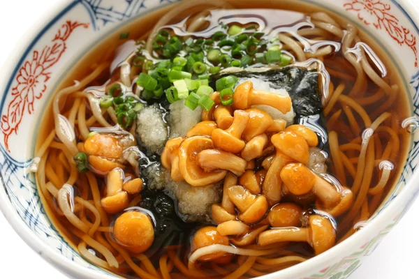 Nameko soba, cucina giapponese con tagliatelle di grano saraceno — Foto Stock