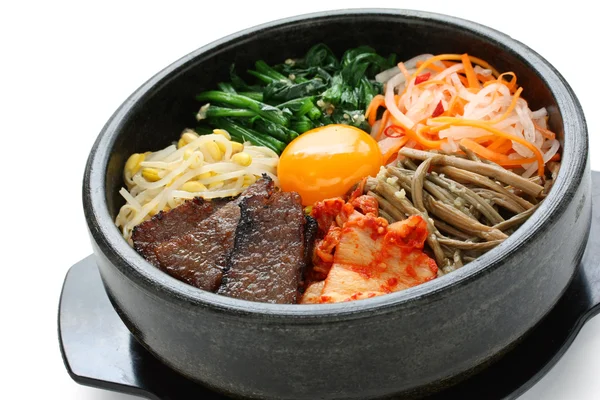 Bibimbap em uma tigela de pedra aquecida, prato coreano — Fotografia de Stock