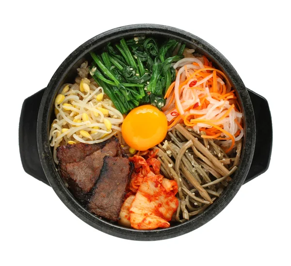 Бібімпап у підігрітій кам'яній мисці, корейська страва — стокове фото