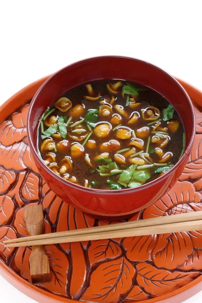Sopa de miso de champiñones Nameko, comida japonesa — Foto de Stock