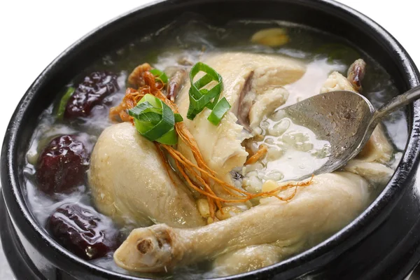 Höyryävä samgyetang — kuvapankkivalokuva