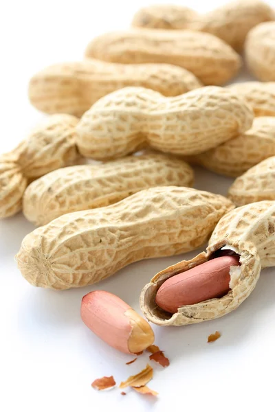 Cacahuetes sobre fondo blanco — Foto de Stock