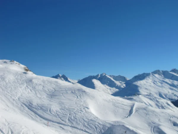 스키 슬로프와 화창한 날에 산 파노라마 — 스톡 사진