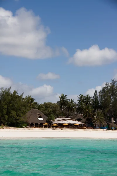 Plážový bar a restaurace s krásnou tropickou pláž — Stock fotografie