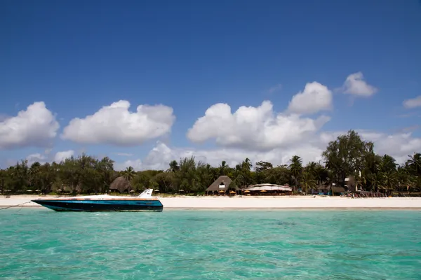 Restaurante de playa en hermosa playa tropical con barco amarrado — Foto de Stock