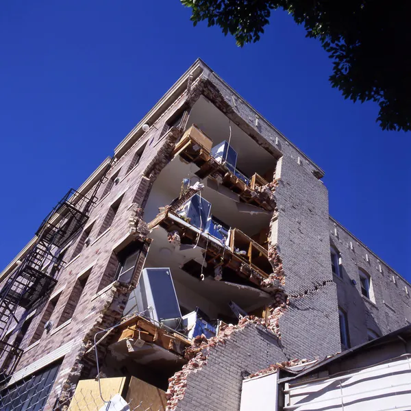 Appartement gebouw na aardbeving — Stockfoto